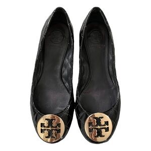 Tory Burch quilted patent leather flat with gold logo size 7 EUC